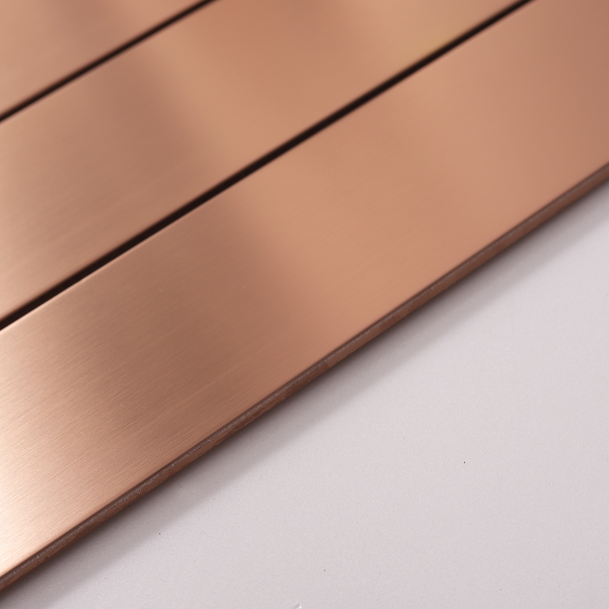 Side view close-up of Rose Gold Copper Metallic Vertical Mosaic Tile, edge detail