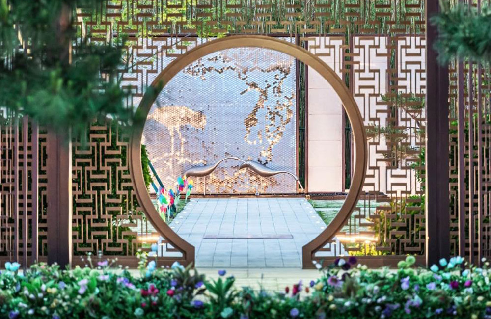 Partial view of crane backdrop from afar, surrounded by circular Chinese architecture.２