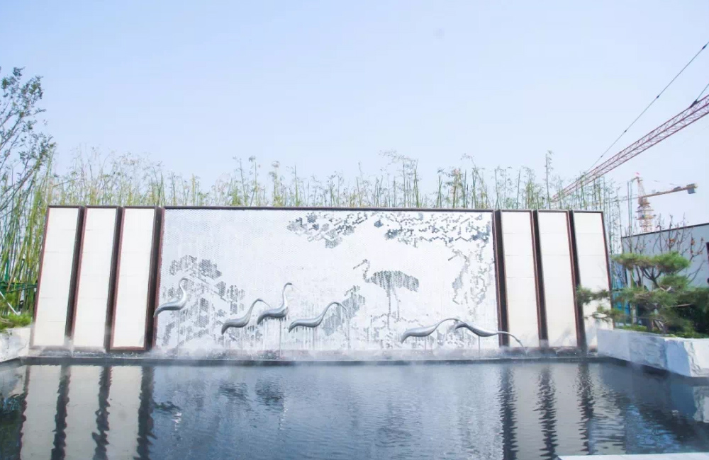 Crane backdrop made of silver hexagonal mosaic tiles.