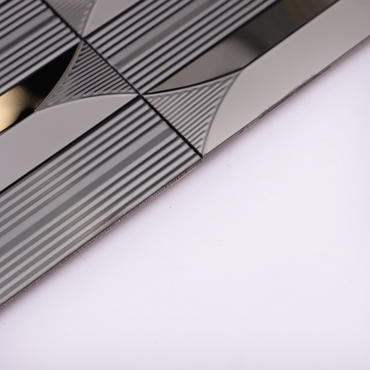  Edge view of black stainless steel mosaic tile showing tile thickness