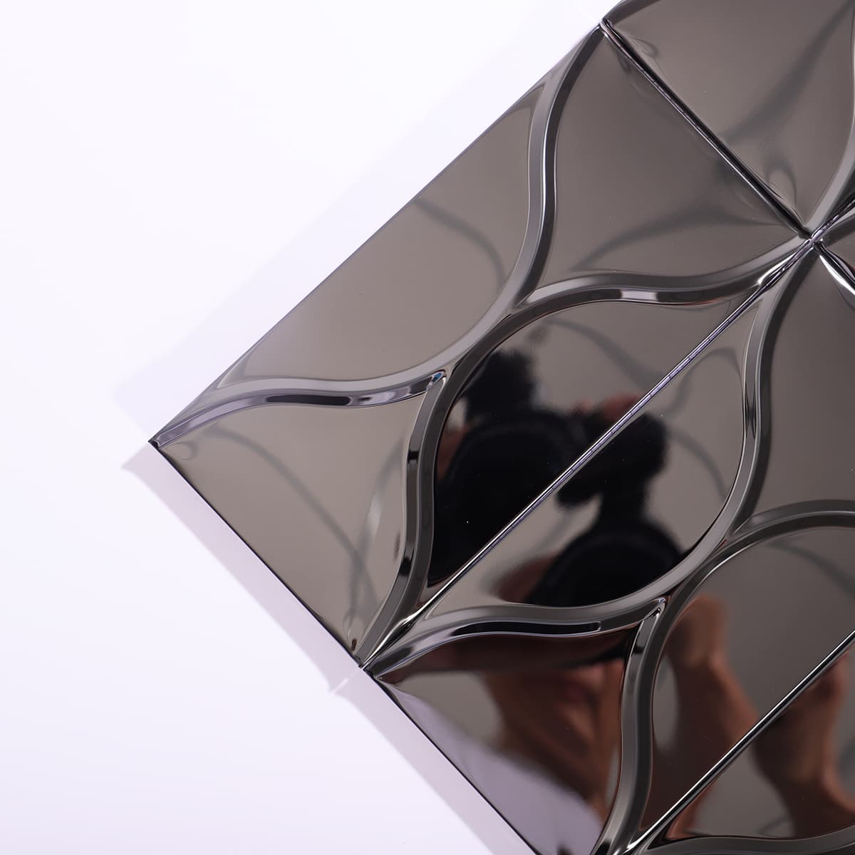 Close-up of the curved wave shape and mirror gloss finish