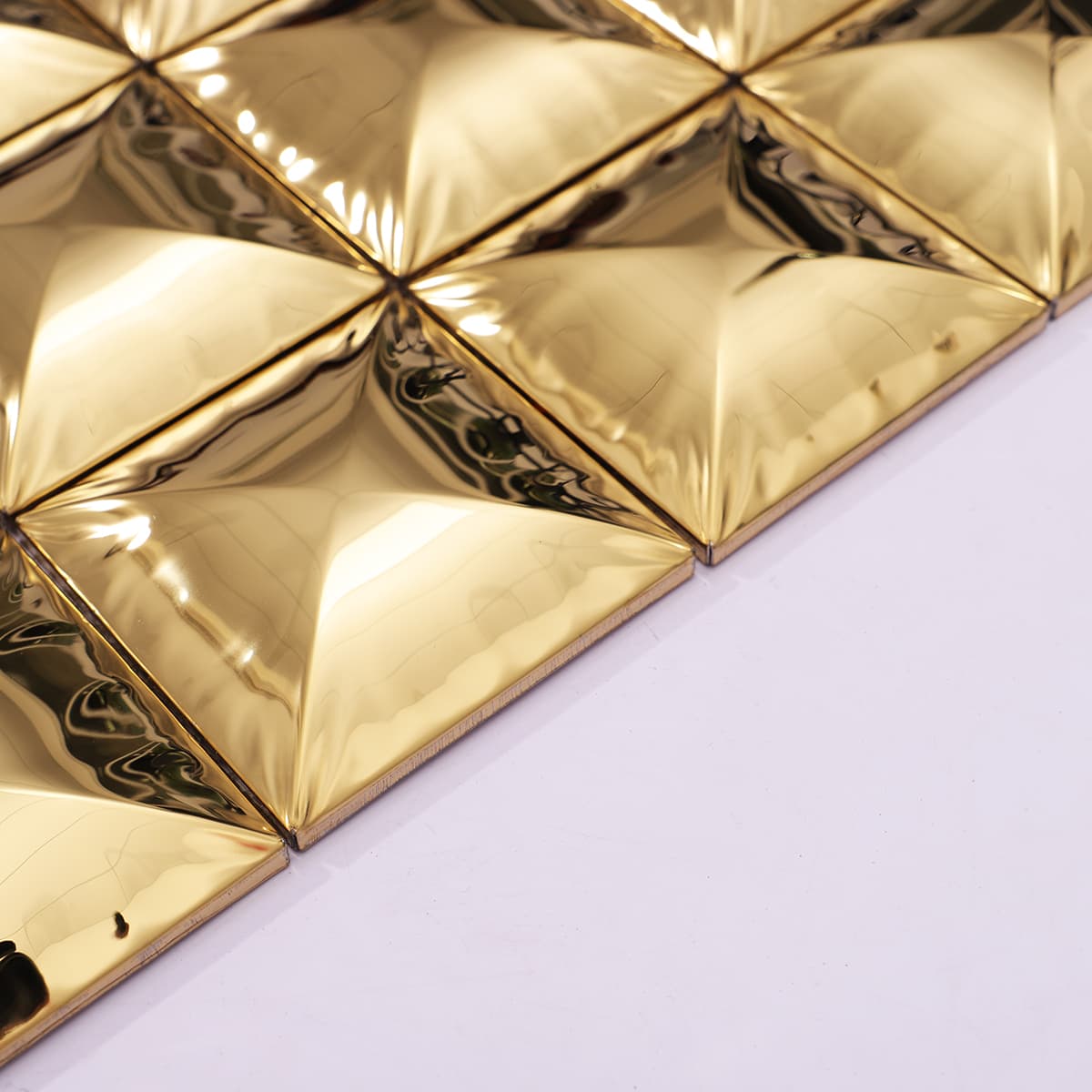 Detailed edge of gold mirror stainless mosaic tile