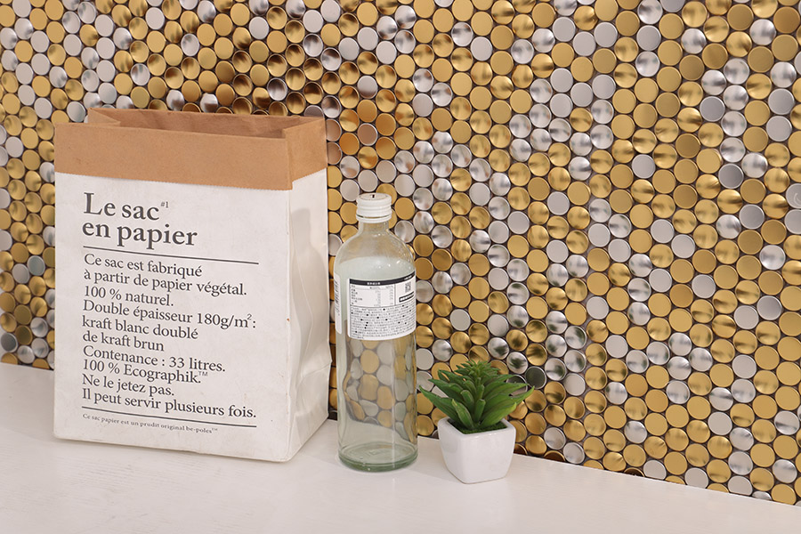 Metallic penny wall tiles in gold and silver used as backsplash design