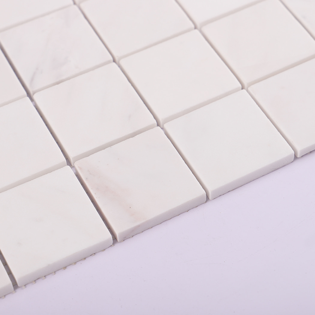 Side view of white marble mosaic tile showing tile thickness.
