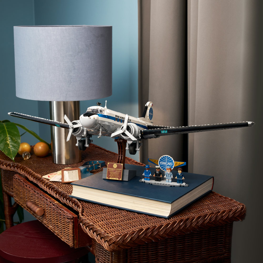 11378 Douglas™ DC-3™ PAN AM® Airliner