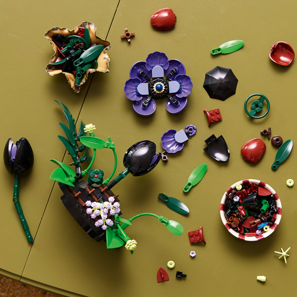 11513 Dark Flower Arrangement
