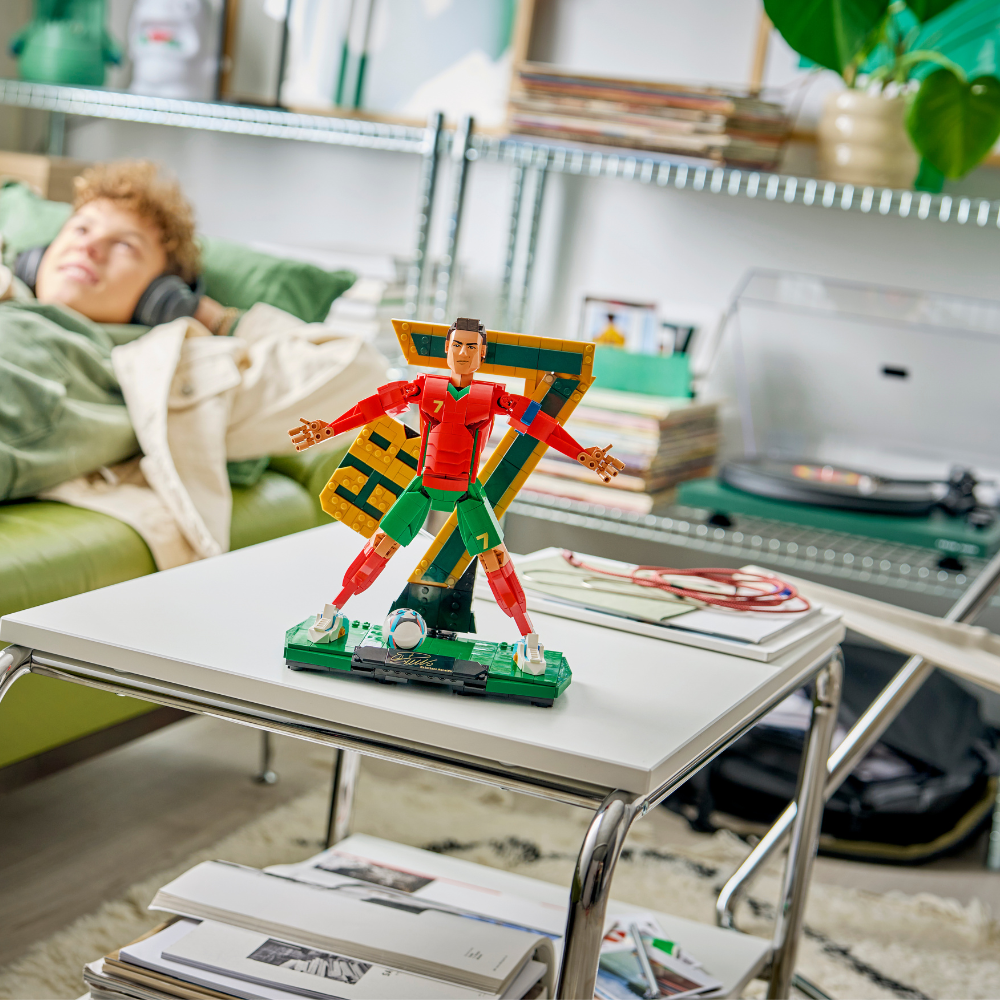 43016 Cristiano Ronaldo – Soccer Legend