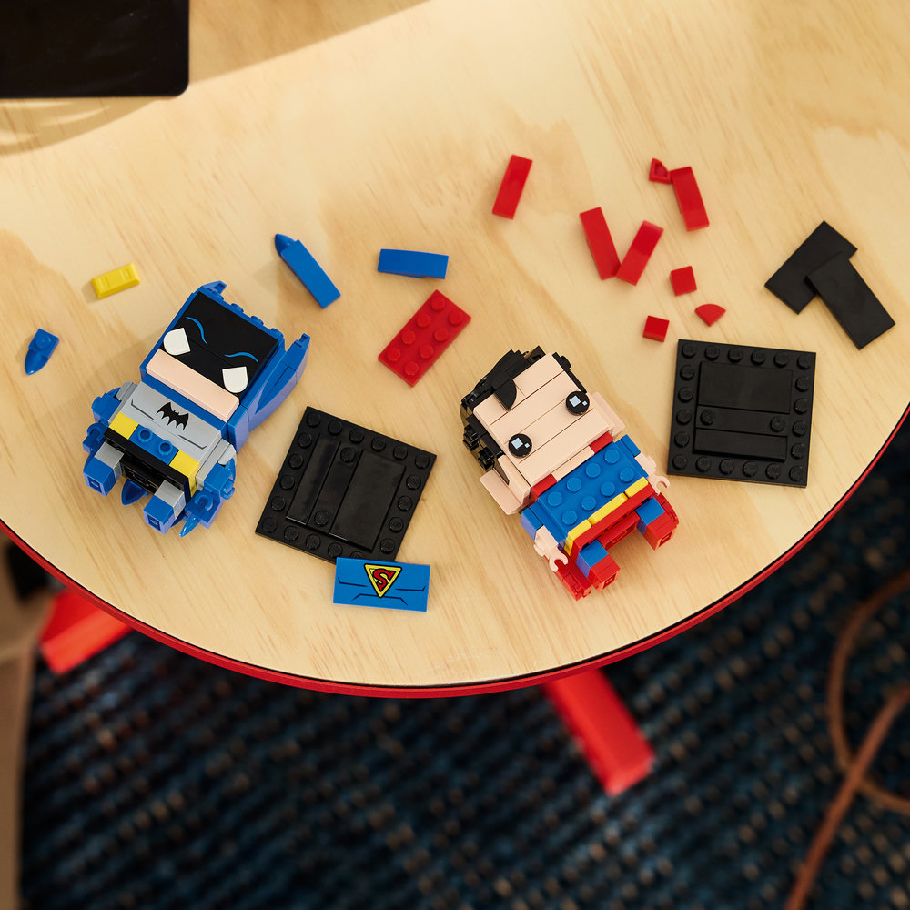 40859 Golden Age Superman™ and Batman™ Figures