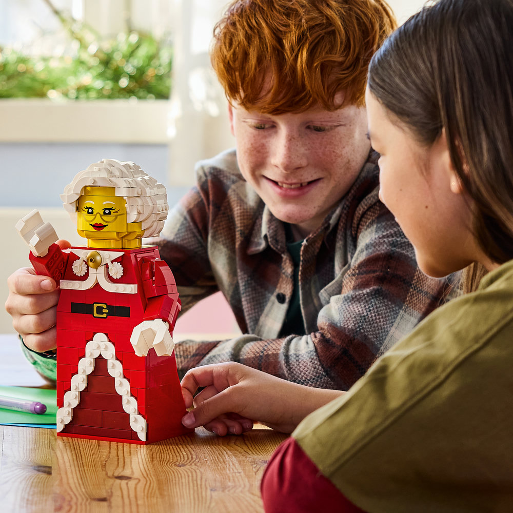 40875 Up-Scaled Mrs. Claus Minifigure