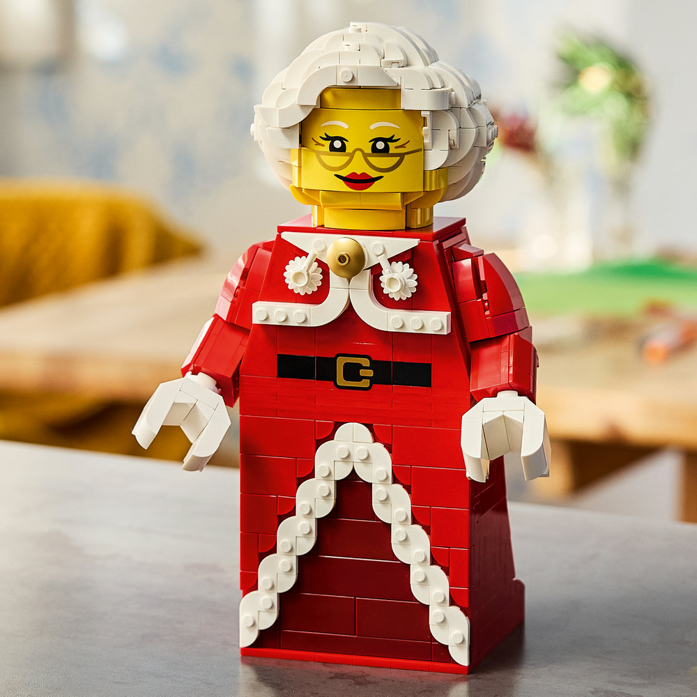 40875 Up-Scaled Mrs. Claus Minifigure