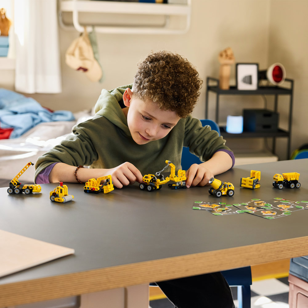 42233 Mighty Machines