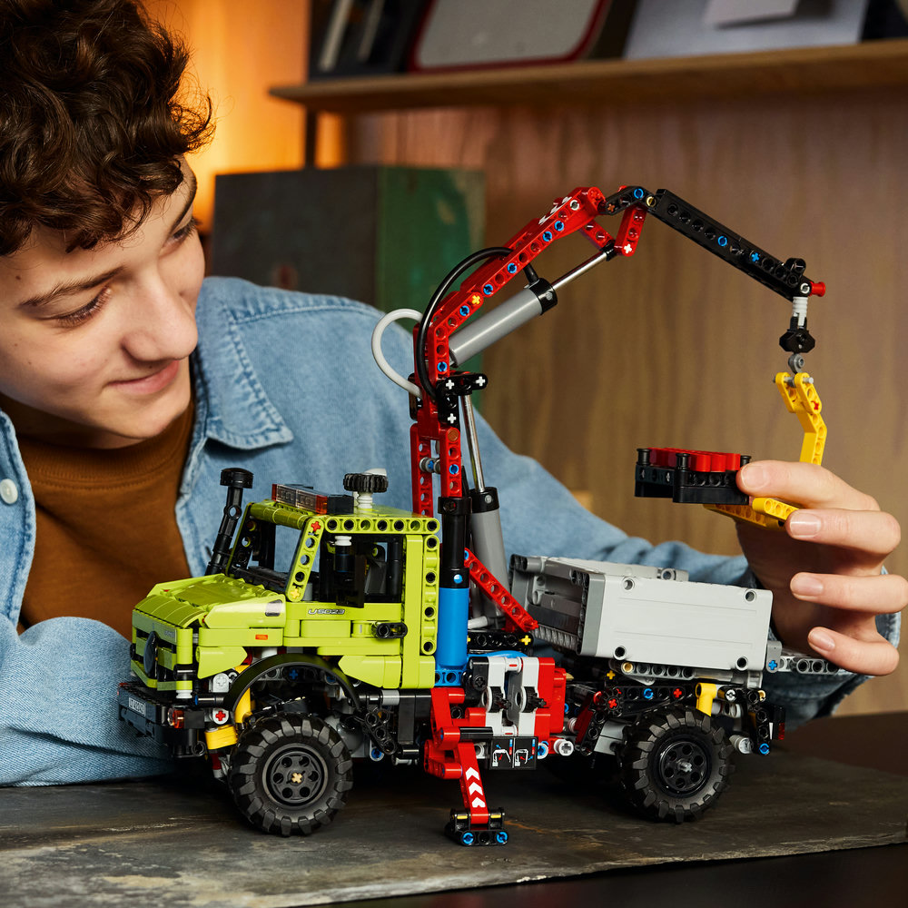 42242 Mercedes-Benz Unimog U 5023 with Crane