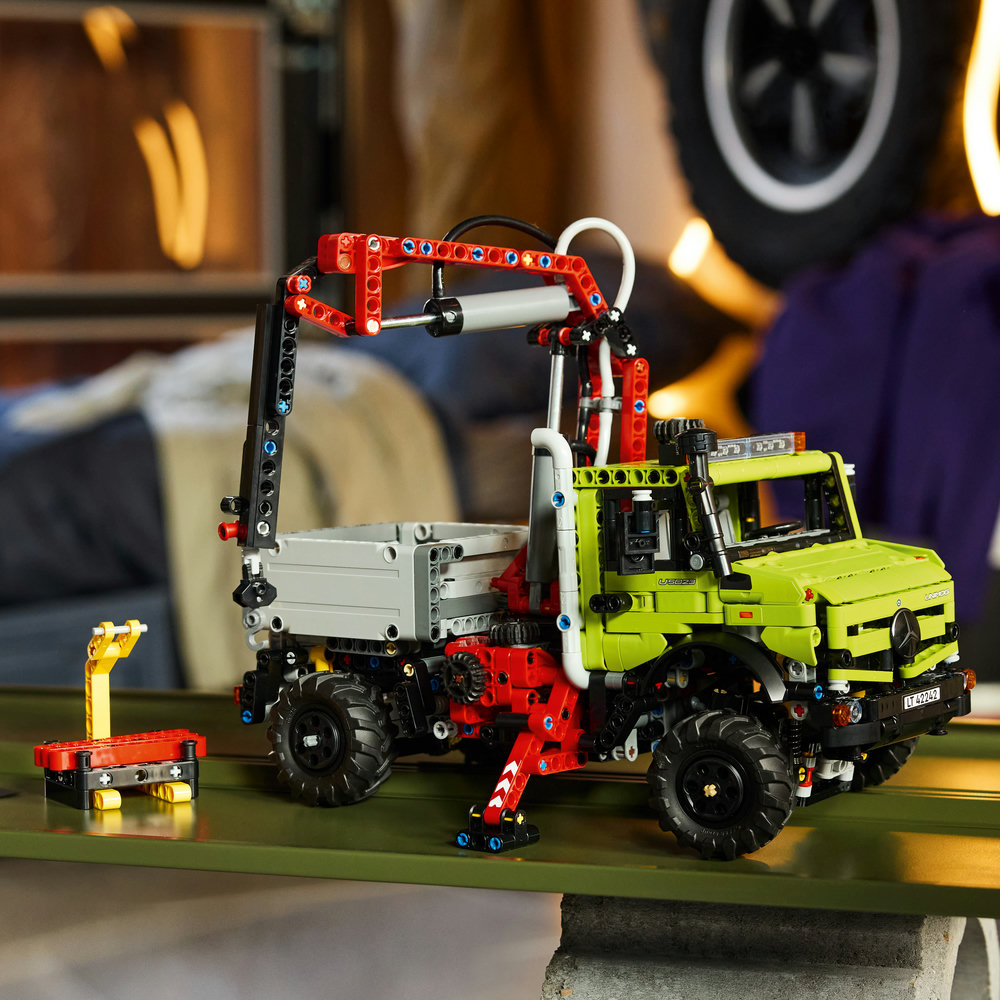 42242 Mercedes-Benz Unimog U 5023 with Crane