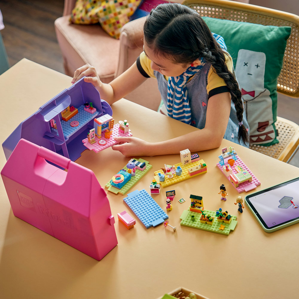 42697 Creative Dollhouse Suitcase