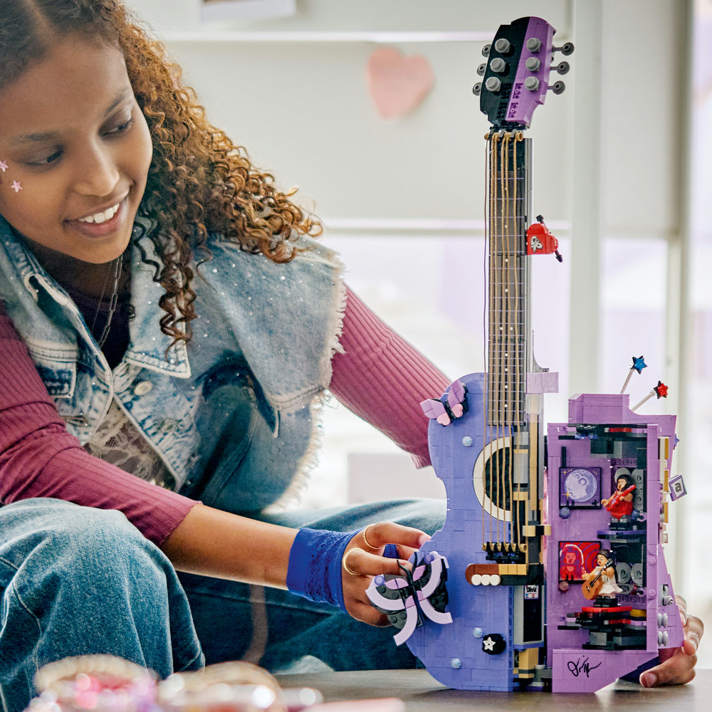 43031 Olivia Rodrigo's Dual Guitar