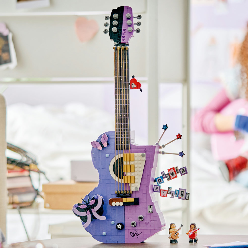 43031 Olivia Rodrigo's Dual Guitar