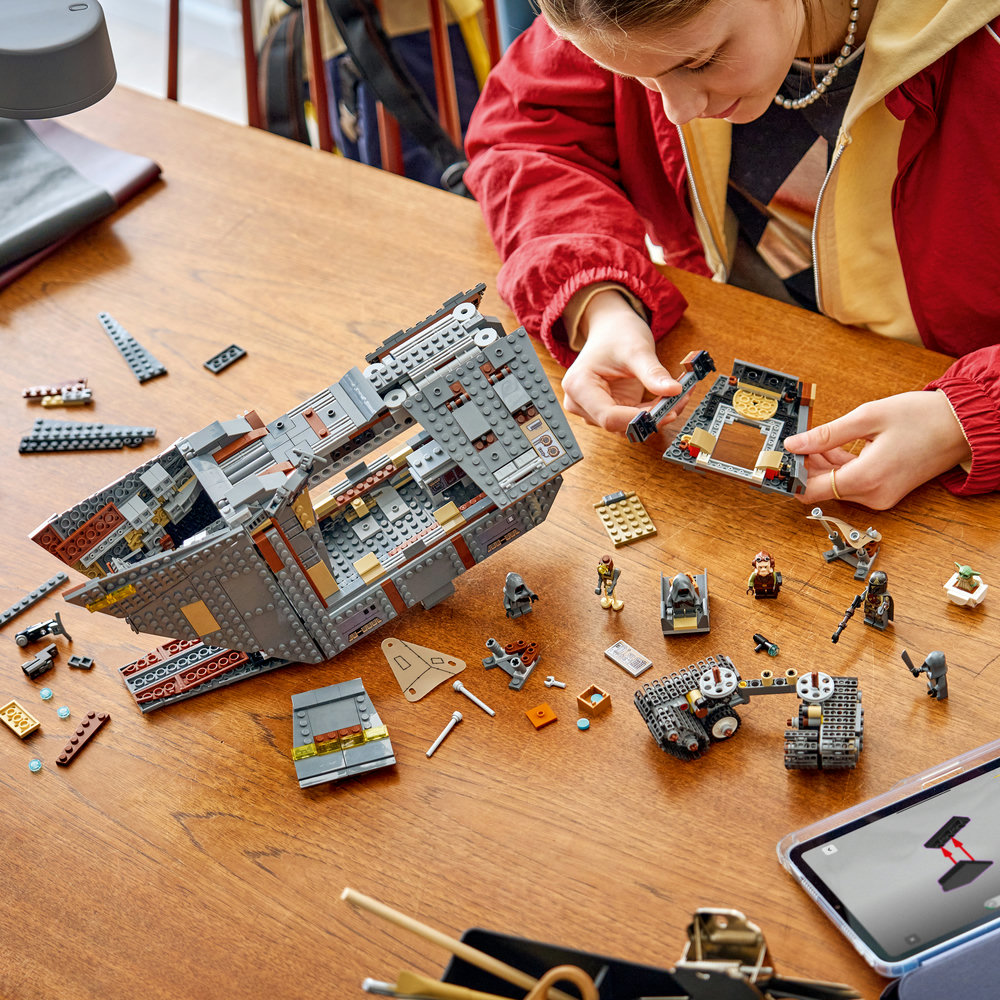 75453 Offworld Sandcrawler™ and Mudhorn