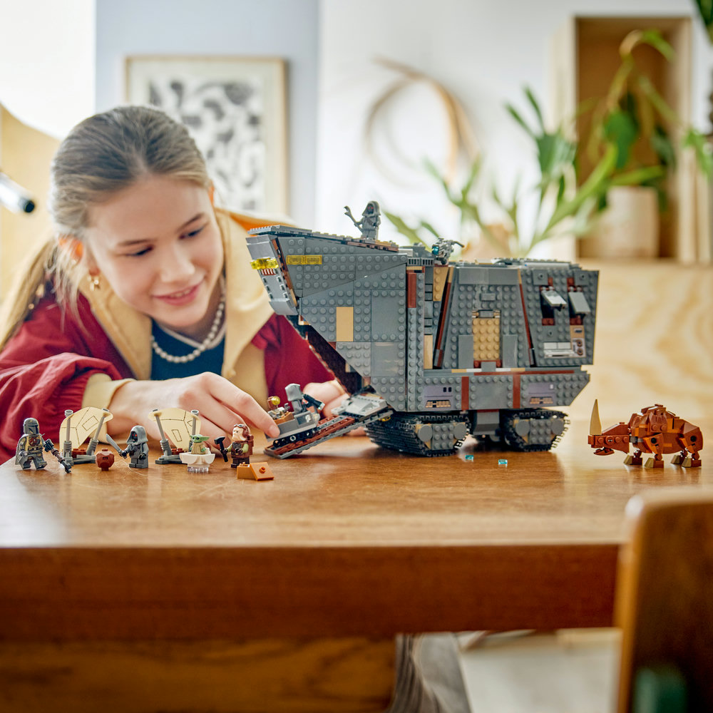 75453 Offworld Sandcrawler™ and Mudhorn