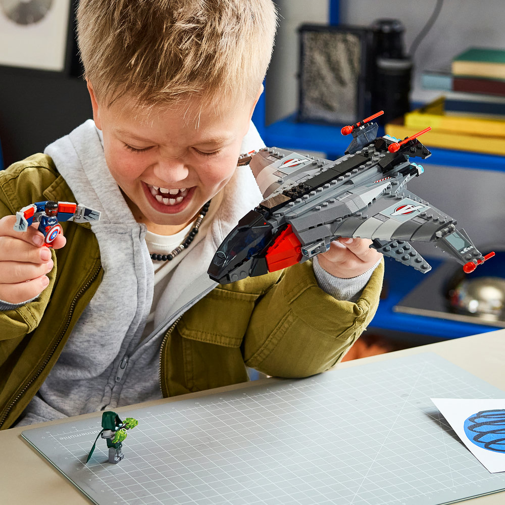 76347 Avengers: Doomsday Quinjet