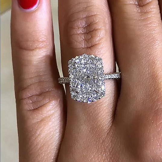 3.0カラットゴージャス ラディアントカット ホワイトゴールド婚約指輪
