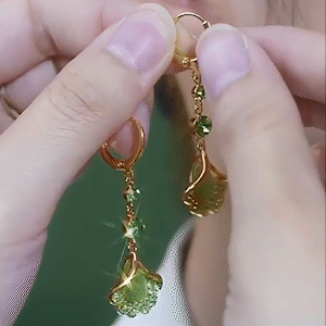 新款鑲鑽綠色貓眼石銀杏葉耳環
