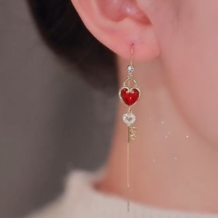 520鑲鑽愛心鑰匙流蘇耳線