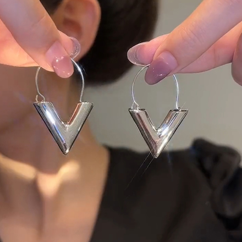 新款V字母氣質耳環