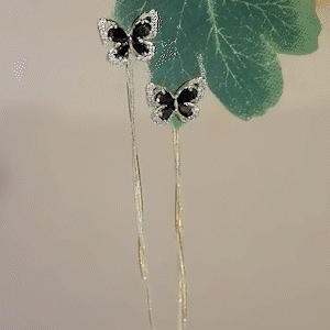 一款兩戴黑色蝴蝶流蘇耳環