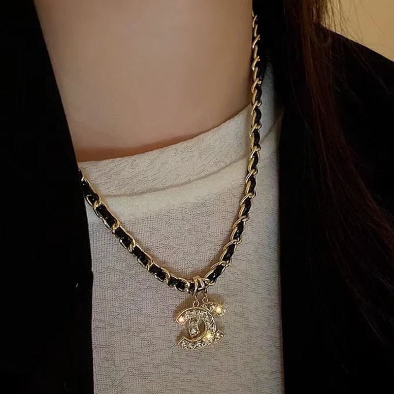 皮革纏繞鑲鑽字母項錬