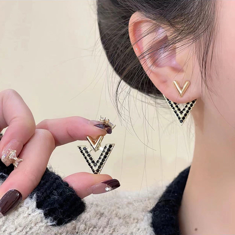 輕奢高級一款兩戴 滿鑽字母V耳環