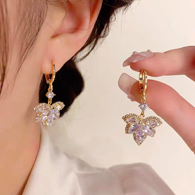 精緻百搭鋯石楓葉耳環