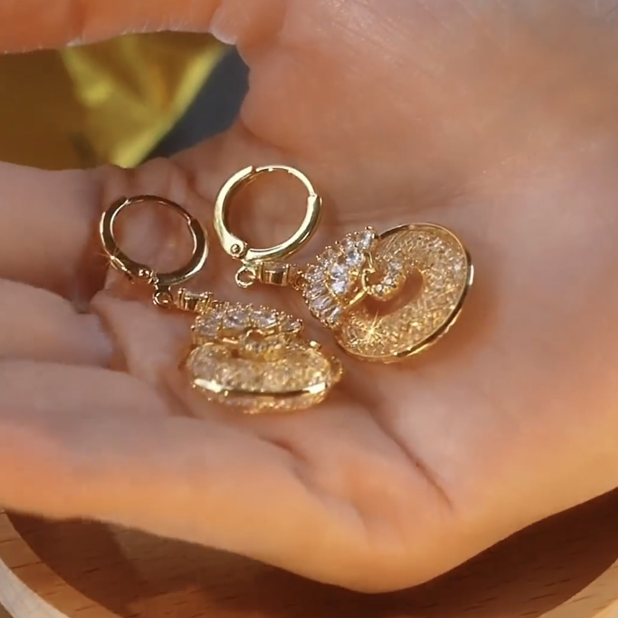 高級感鏤空網紗鋯石耳環