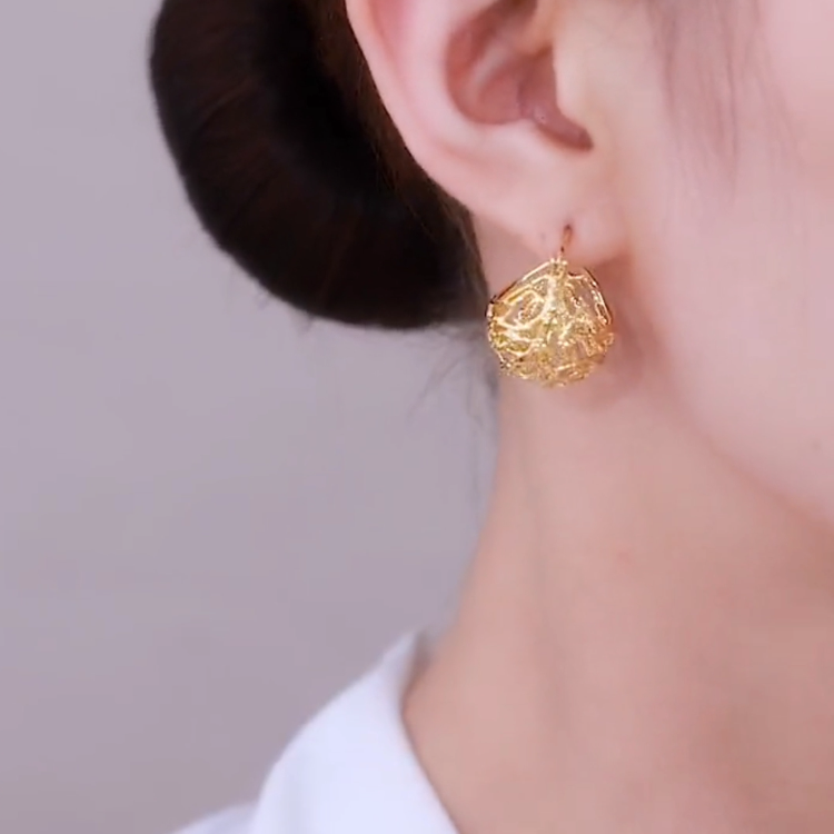 時尚鏤空圓球耳環