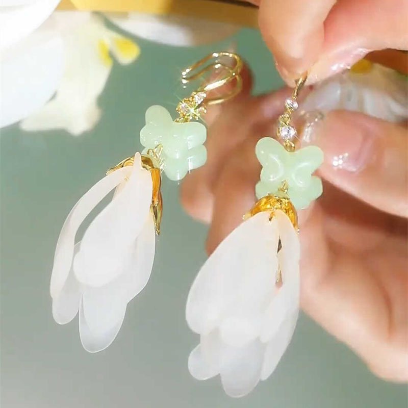 白色玉蘭花瓣耳環