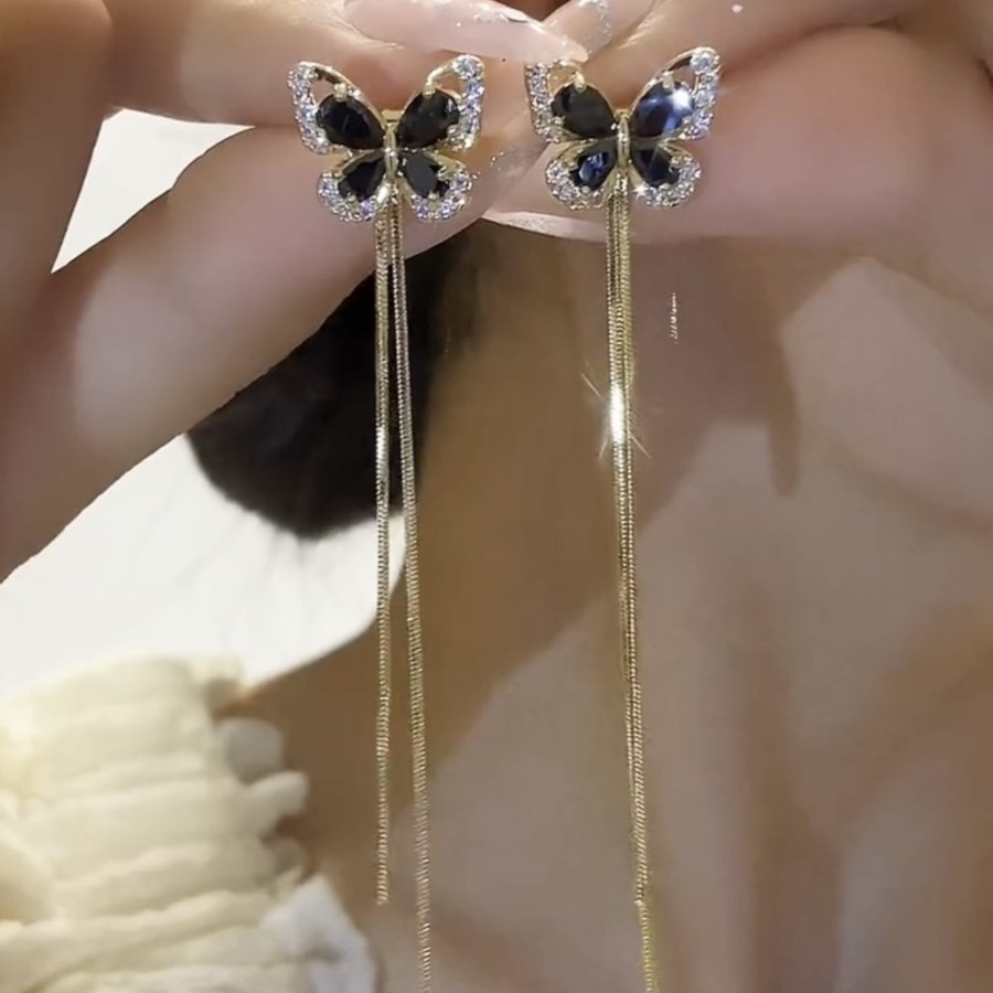 一款兩戴黑色蝴蝶流蘇耳環