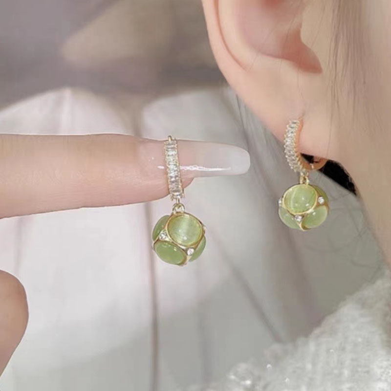 綠色鑽球貓眼石耳環