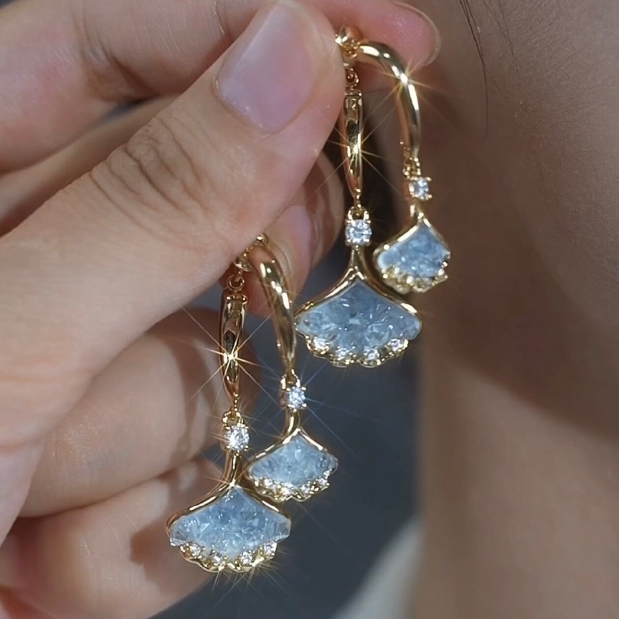 微鑲鋯石淺藍色銀杏葉耳環