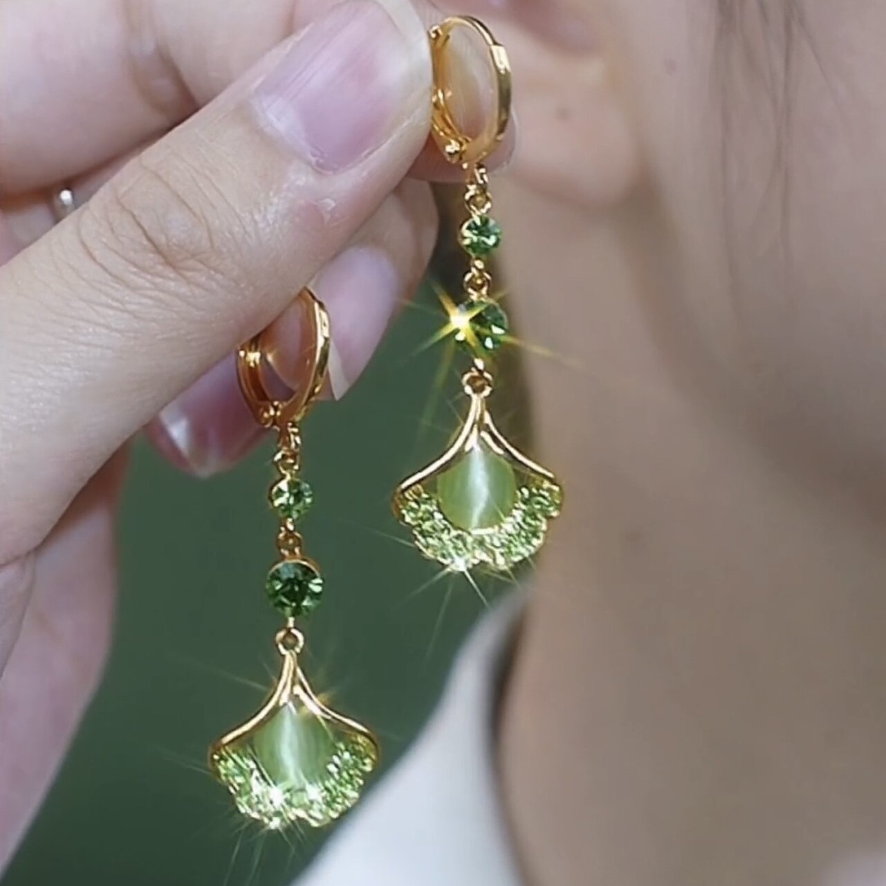 新款鑲鑽綠色貓眼石銀杏葉耳環