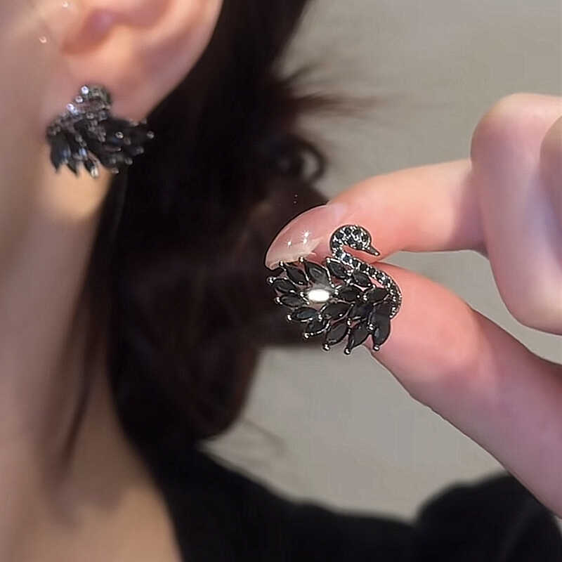 超閃黑天鵝鋯石耳環   