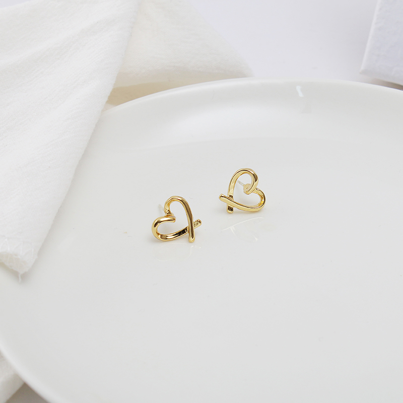 鏤空氣質簡約愛心耳環