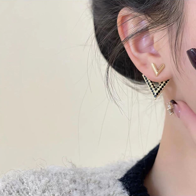 輕奢高級一款兩戴 滿鑽字母V耳環