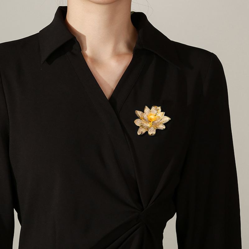 簡約珍珠蓮花胸針