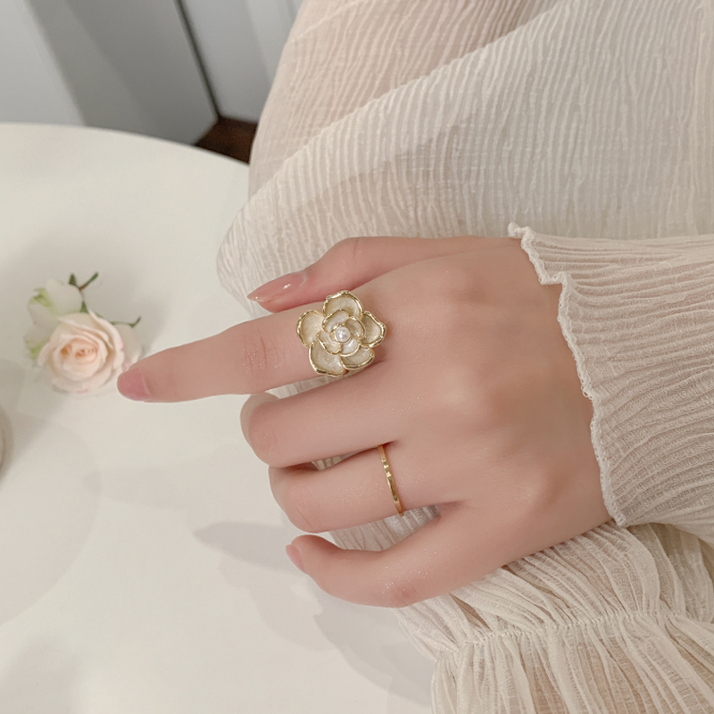 白色花朵珍珠戒指