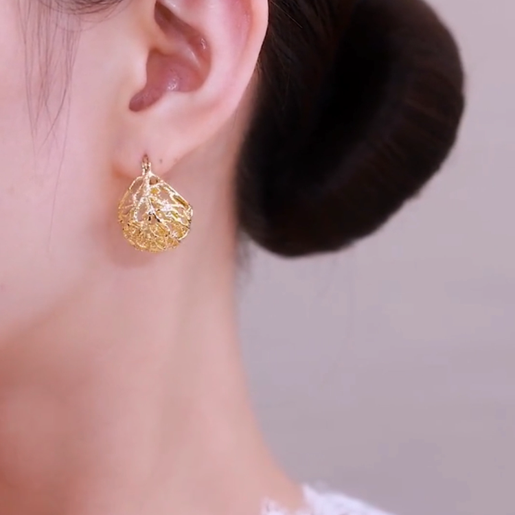 時尚鏤空圓球耳環