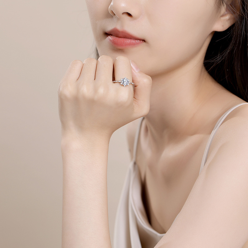 耀眼莫桑石 | 給她銘記一生的承諾 鑲嵌D色1克拉莫桑石