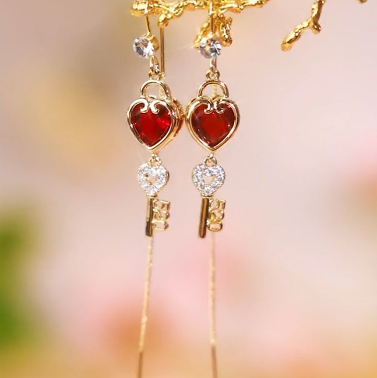 520鑲鑽愛心鑰匙流蘇耳線