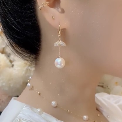 微鑲滿鑽魚尾珍珠耳環