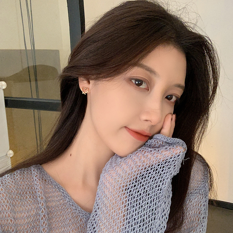 鏤空氣質簡約愛心耳環