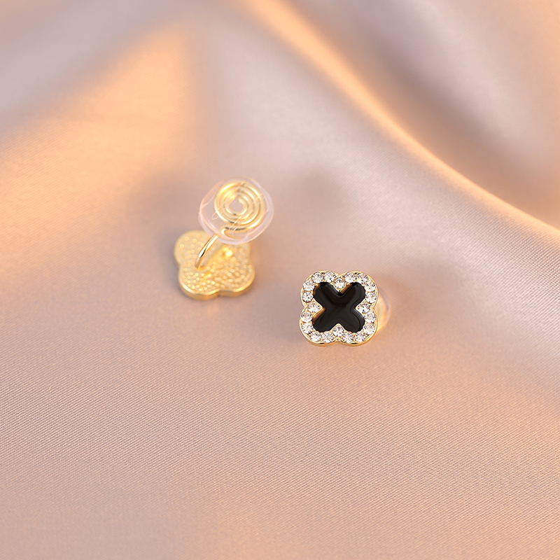 黑色四葉花百搭耳環