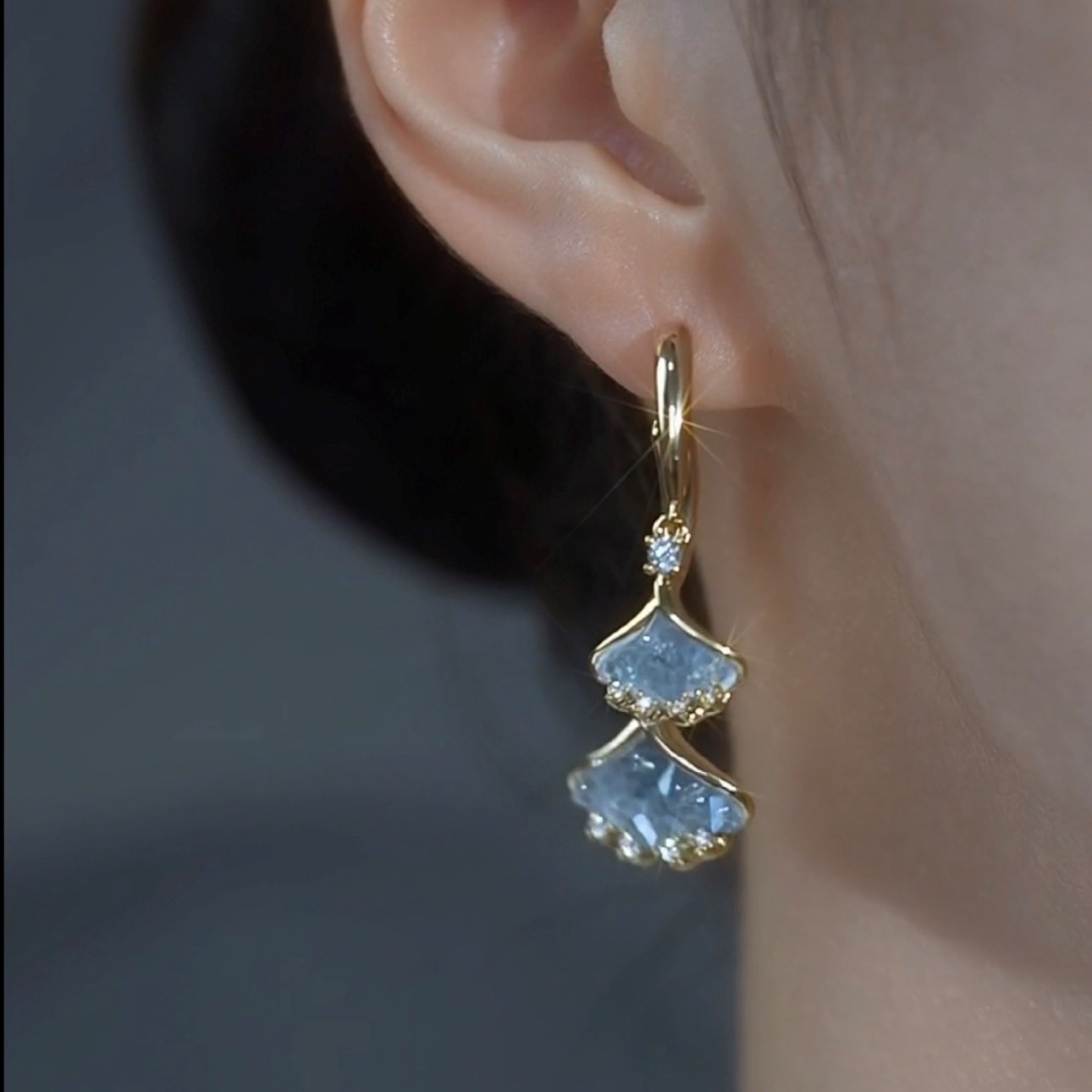 微鑲鋯石淺藍色銀杏葉耳環